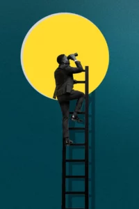 Homme regardant dans des jumelles