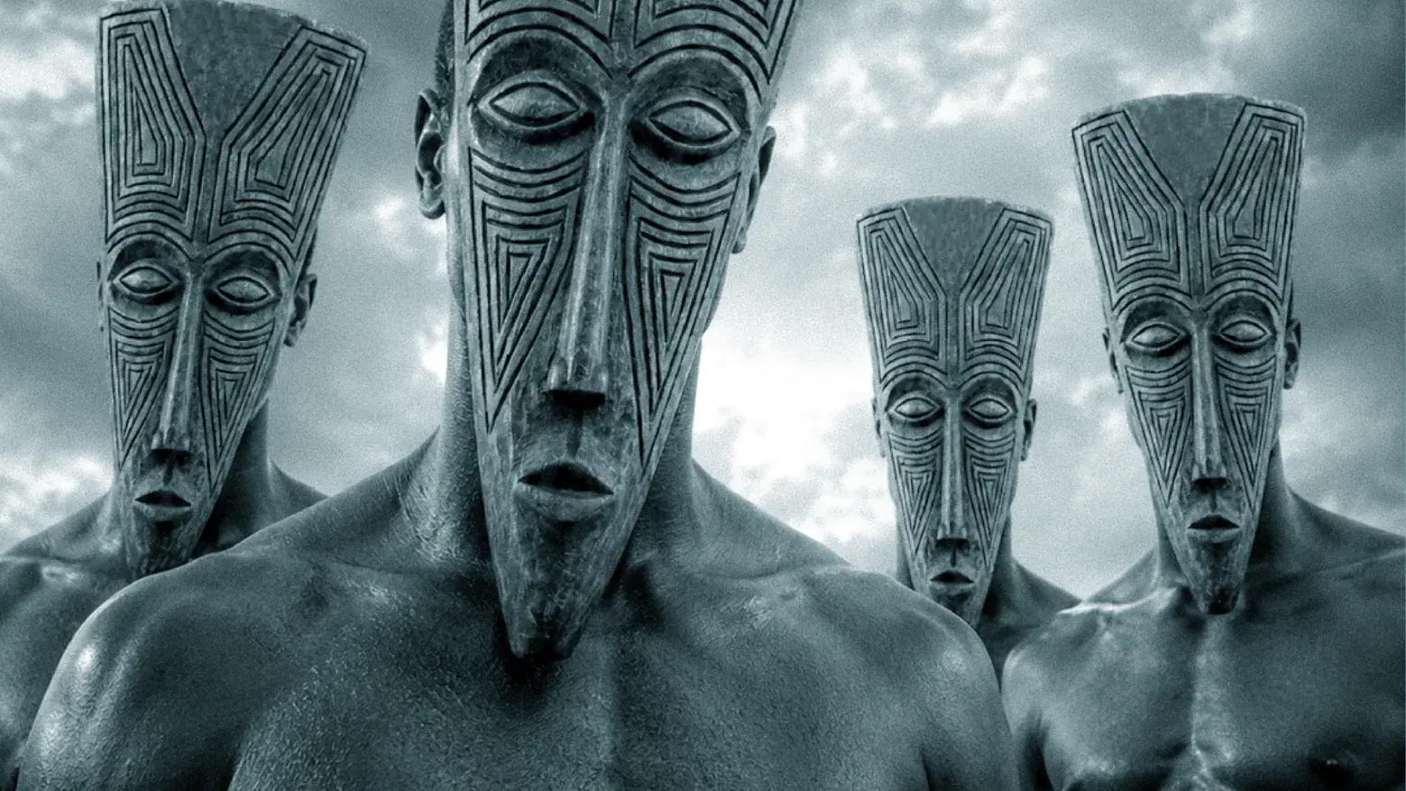 Groupe de personnes portant un masque